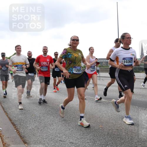 29.06.2025 - hella hamburg halbmarathon Lena Gebhardt http://msf.ph/oto/8262681 29.06.2025 10:46:03 Lombardsbrücke 1004, 1033, 1060, 1085, 1100, 1104, 1421, 1426, 1429, 1465, 1532, 1555, 1854, 1867, 1868, 1983, 2008, 2398, 2423, 2522, 2550, 2773, 2813, 2917, 2951, 2954, 2965, 3410, 4104, 4119, 4223, 4317, 4388, 4572, 5044, 5635, 5697, 5703, 5769, 5770, 5854, 5892, 6068, 6133, 6333, 6392, 6623, 7268, 7356, 7364, 7368, 7374, 7605, 7894, 7960, 7983, 8047, 8745, 9120, 9121, 9129, 9337, 9426, 9445, 10327, 10329, 10367, 10511, 11358, 11361, 11876, 11910, 12298, 12333, 12507, 12522 meine-sportfotos.de