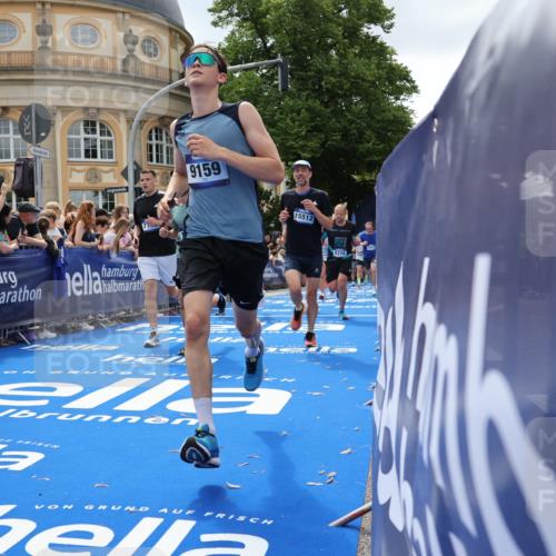 29.06.2025 - hella hamburg halbmarathon Strokosch-Dieckow http://msf.ph/oto/8262781 29.06.2025 10:43:48 Ziel 1976, 3437, 3697, 3907, 5624, 5692, 6903, 6991, 7185, 8145, 9043, 9159, 9374, 10493, 11153, 11778, 11809, 11848, 12438, 12966, 13897, 14201, 14210, 14861, 15512, 16062, 16105, 16549, 17376, 17403, 18650, 18678, 19090 meine-sportfotos.de