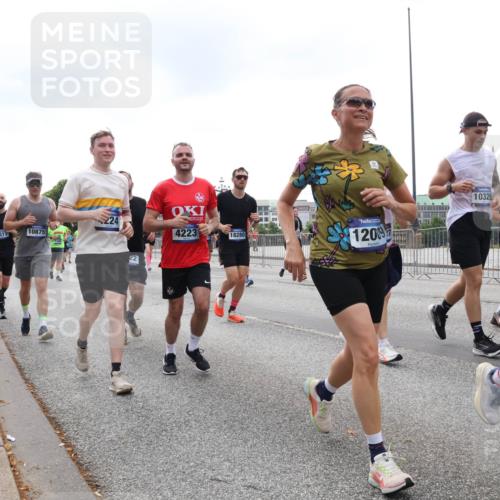 29.06.2025 - hella hamburg halbmarathon Lena Gebhardt http://msf.ph/oto/8262830 29.06.2025 10:46:03 Lombardsbrücke 1004, 1033, 1060, 1085, 1100, 1104, 1421, 1426, 1429, 1465, 1532, 1555, 1854, 1867, 1868, 1983, 2008, 2398, 2423, 2522, 2550, 2773, 2813, 2917, 2951, 2954, 2965, 3410, 4104, 4119, 4223, 4317, 4388, 4572, 5044, 5635, 5697, 5703, 5769, 5770, 5854, 5892, 6068, 6133, 6333, 6392, 6623, 7268, 7356, 7364, 7368, 7374, 7605, 7894, 7960, 7983, 8047, 8745, 9120, 9121, 9129, 9337, 9426, 9445, 10327, 10329, 10367, 10511, 11358, 11361, 11876, 11910, 12298, 12333, 12507, 12522 meine-sportfotos.de