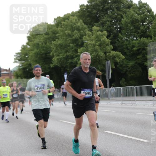 29.06.2025 - hella hamburg halbmarathon Jannik Wohlers http://msf.ph/oto/8262837 29.06.2025 10:33:01 Lombardsbrücke 1764, 1995, 2085, 2776, 2838, 3341, 3812, 4164, 4445, 6773, 6999, 7705, 8891, 9258, 9591, 9592, 9750, 9780, 11811, 11826, 13339, 13375, 14451, 15044, 15072, 15091, 15367, 15964, 16270, 17135 meine-sportfotos.de