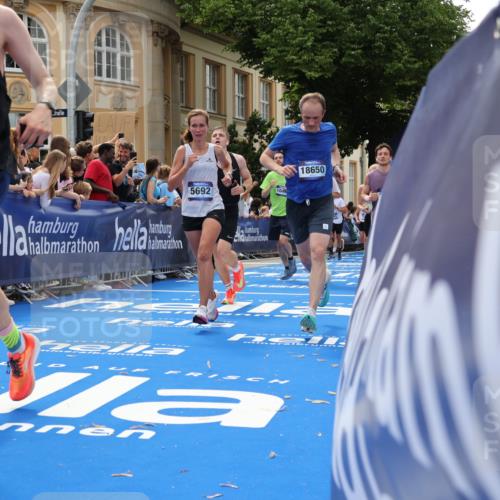29.06.2025 - hella hamburg halbmarathon Strokosch-Dieckow http://msf.ph/oto/8262846 29.06.2025 10:43:51 Ziel 1976, 3437, 3697, 3907, 4981, 5624, 5692, 7185, 8063, 8145, 8900, 9043, 9159, 9374, 10493, 10596, 11153, 11778, 11809, 11848, 12438, 12966, 13897, 14861, 15383, 15512, 16062, 16105, 16549, 17376, 17403, 18650, 18678 meine-sportfotos.de