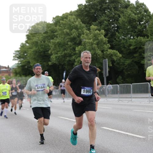 29.06.2025 - hella hamburg halbmarathon Jannik Wohlers http://msf.ph/oto/8262876 29.06.2025 10:33:01 Lombardsbrücke 1764, 1995, 2085, 2776, 2838, 3341, 3812, 4164, 4445, 6773, 6999, 7705, 8891, 9258, 9591, 9592, 9750, 9780, 11811, 11826, 13339, 13375, 14451, 15044, 15072, 15091, 15367, 15964, 16270, 17135 meine-sportfotos.de