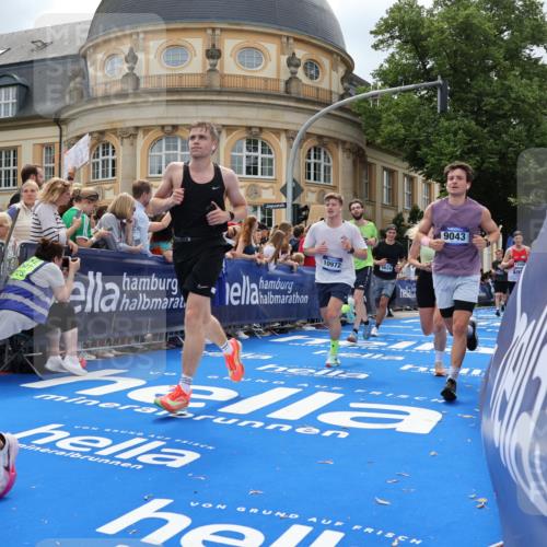 29.06.2025 - hella hamburg halbmarathon Strokosch-Dieckow http://msf.ph/oto/8262916 29.06.2025 10:43:52 Ziel 3437, 3697, 3907, 4981, 5624, 5692, 7185, 8063, 8145, 8900, 9043, 9374, 10493, 10596, 11153, 11778, 11809, 11848, 12438, 12966, 13897, 14861, 15383, 15512, 16062, 16549, 17376, 17403, 18650, 18678 meine-sportfotos.de