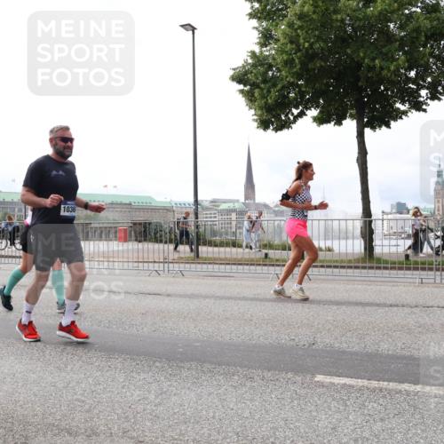 29.06.2025 - hella hamburg halbmarathon Lena Gebhardt http://msf.ph/oto/8262944 29.06.2025 10:34:33 Lombardsbrücke 1025, 1672, 2023, 2265, 2355, 2412, 2464, 2496, 2510, 2511, 2801, 2933, 3130, 3145, 3420, 3829, 3848, 4540, 4824, 4826, 5453, 5609, 6034, 6105, 6171, 6310, 6329, 6335, 6571, 6574, 6843, 7020, 7324, 7329, 7386, 7644, 7733, 8349, 8369, 8705, 8793, 8965, 9122, 9164, 9379, 9448, 9514, 10335, 10360, 10564, 10674, 11122, 11245, 11646, 11872, 12164, 12236, 12382, 13957, 15477, 16238, 16311, 16390, 16682, 16919, 17230, 18158, 18941 meine-sportfotos.de