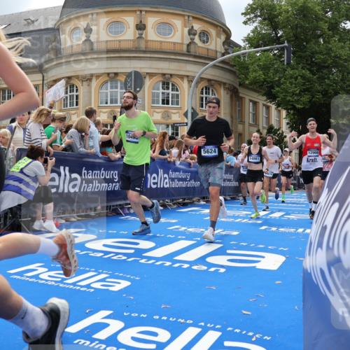 29.06.2025 - hella hamburg halbmarathon Strokosch-Dieckow http://msf.ph/oto/8262994 29.06.2025 10:43:54 Ziel 1558, 3437, 3697, 3907, 4981, 5624, 5692, 6705, 7185, 8063, 8145, 8900, 9043, 9081, 9374, 10493, 10596, 11778, 11809, 12438, 12966, 13897, 14861, 15383, 16549, 17376, 17403, 17516, 18650, 18678 meine-sportfotos.de
