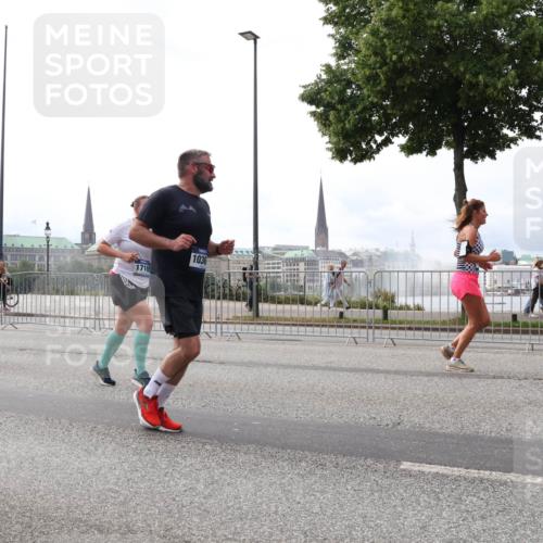 29.06.2025 - hella hamburg halbmarathon Lena Gebhardt http://msf.ph/oto/8263057 29.06.2025 10:34:33 Lombardsbrücke 1025, 1672, 2023, 2265, 2355, 2412, 2464, 2496, 2510, 2511, 2801, 2933, 3130, 3145, 3420, 3829, 3848, 4540, 4824, 4826, 5453, 5609, 6034, 6105, 6171, 6310, 6329, 6335, 6571, 6574, 6843, 7020, 7324, 7329, 7386, 7644, 7733, 8349, 8369, 8705, 8793, 8965, 9122, 9164, 9379, 9448, 9514, 10335, 10360, 10564, 10674, 11122, 11245, 11646, 11872, 12164, 12236, 12382, 13957, 15477, 16238, 16311, 16390, 16682, 16919, 17230, 18158, 18941 meine-sportfotos.de