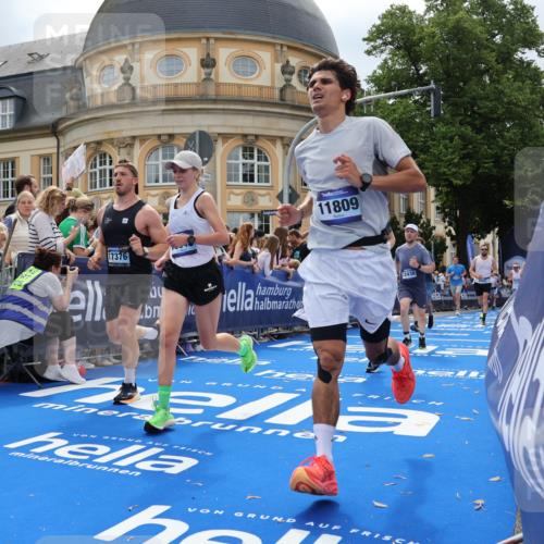 29.06.2025 - hella hamburg halbmarathon Strokosch-Dieckow http://msf.ph/oto/8263062 29.06.2025 10:43:56 Ziel 1558, 3697, 3907, 4981, 5624, 5692, 6705, 8063, 8145, 8900, 9043, 9081, 10493, 10596, 11346, 11809, 12438, 12966, 14861, 15383, 16549, 17376, 17403, 17516, 17977, 18678 meine-sportfotos.de