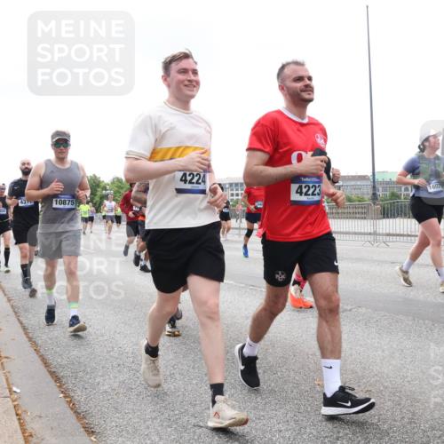 29.06.2025 - hella hamburg halbmarathon Lena Gebhardt http://msf.ph/oto/8263068 29.06.2025 10:46:04 Lombardsbrücke 1004, 1033, 1060, 1085, 1100, 1104, 1421, 1426, 1429, 1465, 1532, 1555, 1854, 1867, 1868, 1983, 2398, 2423, 2522, 2550, 2773, 2813, 2917, 2951, 2954, 2965, 3410, 4104, 4119, 4223, 4317, 4388, 4572, 5044, 5635, 5697, 5703, 5769, 5770, 5854, 5892, 6068, 6133, 6333, 6392, 6623, 7268, 7356, 7364, 7368, 7374, 7605, 7894, 7960, 7983, 8047, 9120, 9121, 9129, 9337, 9426, 9445, 10327, 10329, 10367, 10511, 11358, 11361, 11876, 11910, 12298, 12333, 12507, 12522 meine-sportfotos.de