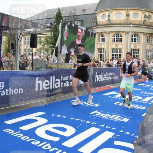 29.06.2025 - hella hamburg halbmarathon Michael Strokosch http://msf.ph/oto/8263090 29.06.2025 10:51:55 Ziel 2396, 2818, 2823, 2880, 4297, 5102, 8710, 8856, 9793, 9959, 12224, 13799, 15427, 15690, 16907, 17815, 17962, 19137 meine-sportfotos.de
