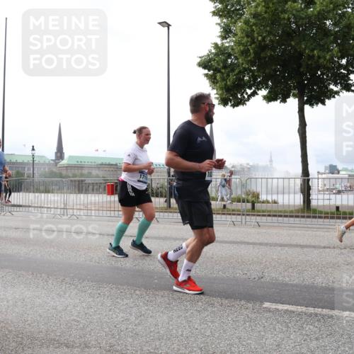 29.06.2025 - hella hamburg halbmarathon Lena Gebhardt http://msf.ph/oto/8263153 29.06.2025 10:34:34 Lombardsbrücke 1025, 1672, 2023, 2355, 2412, 2464, 2510, 2511, 2801, 2933, 3130, 3145, 3420, 3848, 4540, 4824, 4826, 5453, 5609, 6034, 6105, 6171, 6310, 6329, 6335, 6571, 6574, 6843, 7020, 7324, 7329, 7386, 7644, 7733, 8349, 8369, 8705, 8793, 8965, 9122, 9164, 9379, 9448, 9514, 10335, 10360, 10564, 10674, 11122, 11245, 11646, 11872, 12164, 12236, 12382, 13957, 15477, 16238, 16311, 16390, 16682, 16919, 17230, 18158, 18941 meine-sportfotos.de