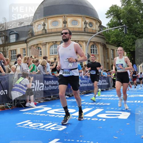 29.06.2025 - hella hamburg halbmarathon Strokosch-Dieckow http://msf.ph/oto/8263161 29.06.2025 10:44:00 Ziel 1391, 1558, 2816, 3021, 4981, 6705, 8063, 8145, 8900, 9081, 10596, 11346, 12438, 13123, 15383, 16506, 16549, 16697, 17376, 17403, 17516, 17977, 18004 meine-sportfotos.de
