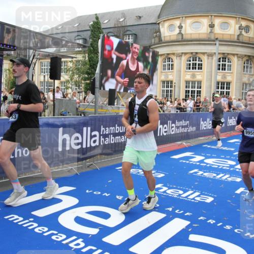 29.06.2025 - hella hamburg halbmarathon Michael Strokosch http://msf.ph/oto/8263196 29.06.2025 10:51:56 Ziel 2818, 2823, 2880, 4297, 5102, 8856, 9793, 9959, 13799, 15427, 15690, 16907, 17815, 17962, 19137 meine-sportfotos.de