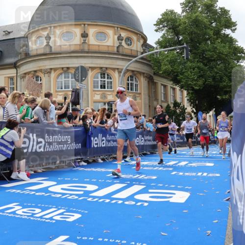 29.06.2025 - hella hamburg halbmarathon Strokosch-Dieckow http://msf.ph/oto/8263220 29.06.2025 10:44:02 Ziel 1391, 1558, 2816, 3021, 4981, 5231, 6705, 8063, 8900, 9081, 9633, 10193, 10596, 10930, 11346, 12438, 13123, 15383, 16506, 16648, 16697, 17516, 17748, 17977, 18004 meine-sportfotos.de