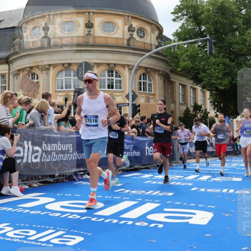 29.06.2025 - hella hamburg halbmarathon Strokosch-Dieckow http://msf.ph/oto/8263247 29.06.2025 10:44:03 Ziel 1391, 1558, 2816, 3021, 4981, 4999, 5231, 6705, 8063, 8900, 9081, 9633, 10193, 10596, 10930, 11346, 13123, 15383, 16506, 16648, 16697, 17516, 17748, 17977, 18004 meine-sportfotos.de