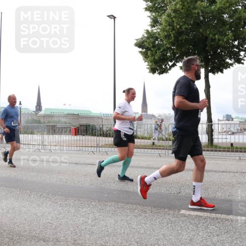 29.06.2025 - hella hamburg halbmarathon Lena Gebhardt http://msf.ph/oto/8263251 29.06.2025 10:34:34 Lombardsbrücke 1025, 1672, 2023, 2355, 2412, 2464, 2510, 2511, 2801, 2933, 3130, 3145, 3420, 3848, 4540, 4824, 4826, 5453, 5609, 6034, 6105, 6171, 6310, 6329, 6335, 6571, 6574, 6843, 7020, 7324, 7329, 7386, 7644, 7733, 8349, 8369, 8705, 8793, 8965, 9122, 9164, 9379, 9448, 9514, 10335, 10360, 10564, 10674, 11122, 11245, 11646, 11872, 12164, 12236, 12382, 13957, 15477, 16238, 16311, 16390, 16682, 16919, 17230, 18158, 18941 meine-sportfotos.de