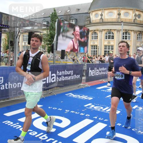 29.06.2025 - hella hamburg halbmarathon Michael Strokosch http://msf.ph/oto/8263274 29.06.2025 10:51:57 Ziel 2818, 2823, 2880, 4297, 5102, 7724, 8856, 9793, 9959, 10057, 13799, 15427, 15690, 17815, 17962, 18869, 19137 meine-sportfotos.de