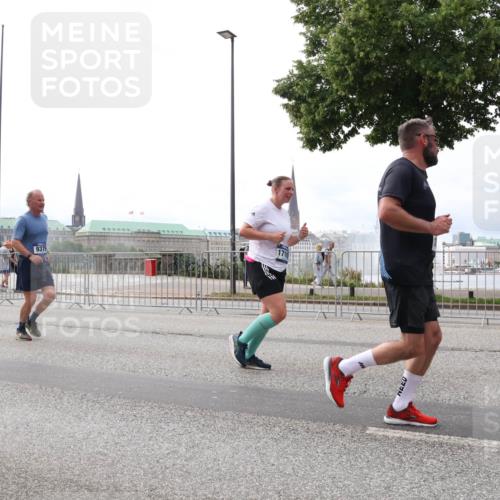 29.06.2025 - hella hamburg halbmarathon Lena Gebhardt http://msf.ph/oto/8263291 29.06.2025 10:34:34 Lombardsbrücke 1025, 1672, 2023, 2355, 2412, 2464, 2510, 2511, 2801, 2933, 3130, 3145, 3420, 3848, 4540, 4824, 4826, 5453, 5609, 6034, 6105, 6171, 6310, 6329, 6335, 6571, 6574, 6843, 7020, 7324, 7329, 7386, 7644, 7733, 8349, 8369, 8705, 8793, 8965, 9122, 9164, 9379, 9448, 9514, 10335, 10360, 10564, 10674, 11122, 11245, 11646, 11872, 12164, 12236, 12382, 13957, 15477, 16238, 16311, 16390, 16682, 16919, 17230, 18158, 18941 meine-sportfotos.de