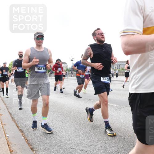 29.06.2025 - hella hamburg halbmarathon Lena Gebhardt http://msf.ph/oto/8263297 29.06.2025 10:46:05 Lombardsbrücke 1004, 1033, 1085, 1100, 1104, 1421, 1426, 1429, 1465, 1532, 1555, 1854, 1867, 1868, 1983, 2398, 2423, 2500, 2522, 2550, 2773, 2813, 2917, 2951, 2954, 2965, 3410, 4104, 4119, 4223, 4317, 4388, 4572, 5044, 5635, 5697, 5703, 5769, 5770, 5854, 5892, 6068, 6133, 6333, 6392, 6623, 7268, 7356, 7364, 7368, 7374, 7605, 7894, 7960, 7983, 8047, 8700, 9120, 9121, 9129, 9337, 9426, 9445, 10153, 10327, 10329, 10367, 10511, 11358, 11361, 11876, 11910, 12298, 12333, 12507, 12522 meine-sportfotos.de