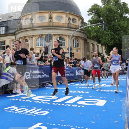 29.06.2025 - hella hamburg halbmarathon Strokosch-Dieckow http://msf.ph/oto/8263302 29.06.2025 10:44:04 Ziel 1391, 1558, 2816, 3021, 4981, 4999, 5231, 6705, 8900, 9081, 9633, 10193, 10596, 10930, 11346, 13123, 14686, 15280, 15383, 16506, 16648, 16697, 17516, 17748, 17977, 18004 meine-sportfotos.de