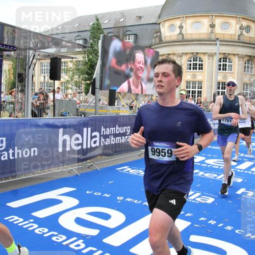 29.06.2025 - hella hamburg halbmarathon Michael Strokosch http://msf.ph/oto/8263314 29.06.2025 10:51:57 Ziel 2818, 2823, 2880, 4297, 5102, 7724, 8856, 9793, 9959, 10057, 13799, 15427, 15690, 17815, 17962, 18869, 19137 meine-sportfotos.de