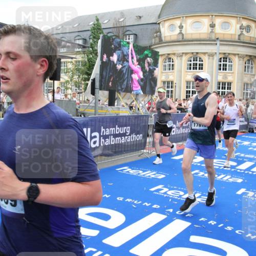 29.06.2025 - hella hamburg halbmarathon Michael Strokosch http://msf.ph/oto/8263345 29.06.2025 10:51:57 Ziel 2818, 2823, 2880, 4297, 5102, 7724, 8856, 9793, 9959, 10057, 13799, 15427, 15690, 17815, 17962, 18869, 19137 meine-sportfotos.de