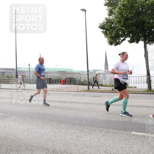 29.06.2025 - hella hamburg halbmarathon Lena Gebhardt http://msf.ph/oto/8263395 29.06.2025 10:34:34 Lombardsbrücke 1025, 1672, 2023, 2355, 2412, 2464, 2510, 2511, 2801, 2933, 3130, 3145, 3420, 3848, 4540, 4824, 4826, 5453, 5609, 6034, 6105, 6171, 6310, 6329, 6335, 6571, 6574, 6843, 7020, 7324, 7329, 7386, 7644, 7733, 8349, 8369, 8705, 8793, 8965, 9122, 9164, 9379, 9448, 9514, 10335, 10360, 10564, 10674, 11122, 11245, 11646, 11872, 12164, 12236, 12382, 13957, 15477, 16238, 16311, 16390, 16682, 16919, 17230, 18158, 18941 meine-sportfotos.de