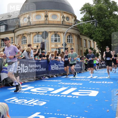 29.06.2025 - hella hamburg halbmarathon Strokosch-Dieckow http://msf.ph/oto/8263411 29.06.2025 10:44:06 Ziel 1391, 1558, 2816, 3021, 4999, 5231, 6705, 7005, 9081, 9633, 10193, 10930, 11346, 12159, 13123, 14686, 14687, 15225, 15280, 16301, 16506, 16648, 16697, 17516, 17748, 17977, 18004, 18691 meine-sportfotos.de