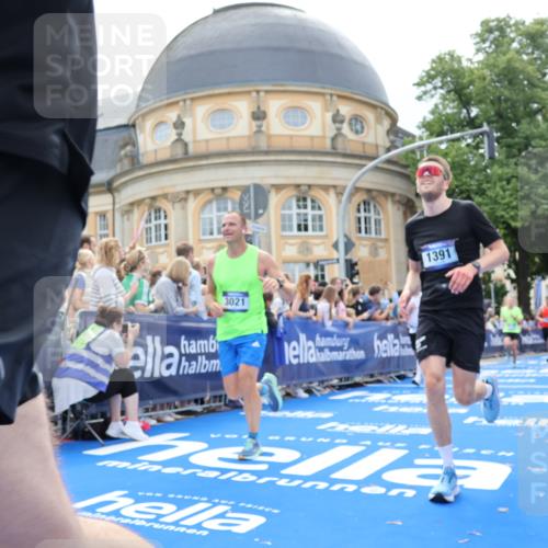 29.06.2025 - hella hamburg halbmarathon Strokosch-Dieckow http://msf.ph/oto/8263444 29.06.2025 10:44:08 Ziel 1391, 1415, 1558, 2816, 3021, 4999, 5231, 5884, 6705, 7005, 8722, 9081, 9633, 10193, 10930, 11346, 12159, 13123, 14686, 14687, 15225, 15280, 16301, 16316, 16506, 16648, 16697, 17748, 17977, 18004, 18691 meine-sportfotos.de