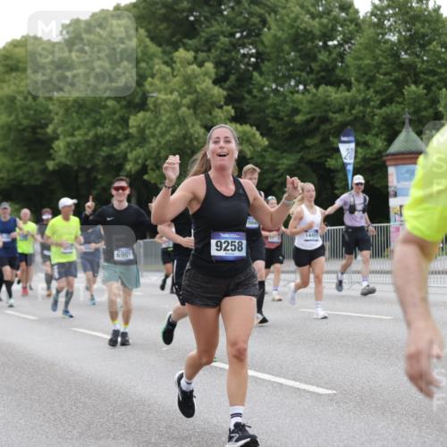 29.06.2025 - hella hamburg halbmarathon Jannik Wohlers http://msf.ph/oto/8263447 29.06.2025 10:33:06 Lombardsbrücke 1995, 2342, 2776, 3341, 3812, 4164, 4361, 4445, 4449, 5075, 6109, 6999, 7653, 7705, 8021, 8157, 8282, 8891, 9234, 9258, 9438, 9591, 9592, 9750, 9780, 9799, 11453, 11546, 11811, 11928, 12237, 12238, 12855, 13375, 13601, 14098, 14451, 15044, 15072, 15367 meine-sportfotos.de