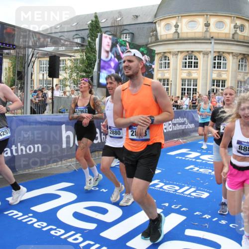 29.06.2025 - hella hamburg halbmarathon Michael Strokosch http://msf.ph/oto/8263466 29.06.2025 10:51:59 Ziel 2818, 2823, 2880, 4033, 4297, 5102, 6390, 7130, 7409, 7724, 8413, 8856, 8977, 9959, 10057, 13799, 15690, 17815, 17962, 17978, 18869, 19137 meine-sportfotos.de