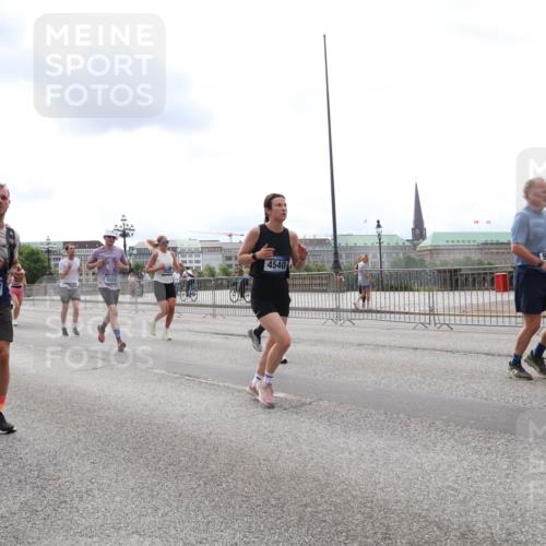 29.06.2025 - hella hamburg halbmarathon Lena Gebhardt http://msf.ph/oto/8263526 29.06.2025 10:34:35 Lombardsbrücke 1025, 1672, 2023, 2355, 2412, 2464, 2510, 2511, 2801, 3130, 3145, 3420, 4540, 4824, 4826, 5453, 5609, 6034, 6105, 6171, 6310, 6329, 6335, 6571, 6574, 6843, 7020, 7324, 7329, 7386, 7644, 7733, 8349, 8369, 8705, 8793, 8965, 9122, 9164, 9379, 9448, 9514, 10335, 10360, 10564, 10674, 11122, 11245, 11646, 11872, 12164, 12236, 12382, 12764, 13957, 15477, 16238, 16311, 16390, 16682, 16919, 17230, 18158, 18941 meine-sportfotos.de