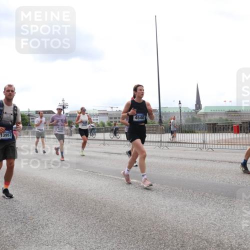 29.06.2025 - hella hamburg halbmarathon Lena Gebhardt http://msf.ph/oto/8263563 29.06.2025 10:34:35 Lombardsbrücke 1025, 1672, 2023, 2355, 2412, 2464, 2510, 2511, 2801, 3130, 3145, 3420, 4540, 4824, 4826, 5453, 5609, 6034, 6105, 6171, 6310, 6329, 6335, 6571, 6574, 6843, 7020, 7324, 7329, 7386, 7644, 7733, 8349, 8369, 8705, 8793, 8965, 9122, 9164, 9379, 9448, 9514, 10335, 10360, 10564, 10674, 11122, 11245, 11646, 11872, 12164, 12236, 12382, 12764, 13957, 15477, 16238, 16311, 16390, 16682, 16919, 17230, 18158, 18941 meine-sportfotos.de