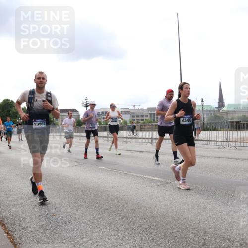 29.06.2025 - hella hamburg halbmarathon Lena Gebhardt http://msf.ph/oto/8263613 29.06.2025 10:34:35 Lombardsbrücke 1025, 1672, 2023, 2355, 2412, 2464, 2510, 2511, 2801, 3130, 3145, 3420, 4540, 4824, 4826, 5453, 5609, 6034, 6105, 6171, 6310, 6329, 6335, 6571, 6574, 6843, 7020, 7324, 7329, 7386, 7644, 7733, 8349, 8369, 8705, 8793, 8965, 9122, 9164, 9379, 9448, 9514, 10335, 10360, 10564, 10674, 11122, 11245, 11646, 11872, 12164, 12236, 12382, 12764, 13957, 15477, 16238, 16311, 16390, 16682, 16919, 17230, 18158, 18941 meine-sportfotos.de