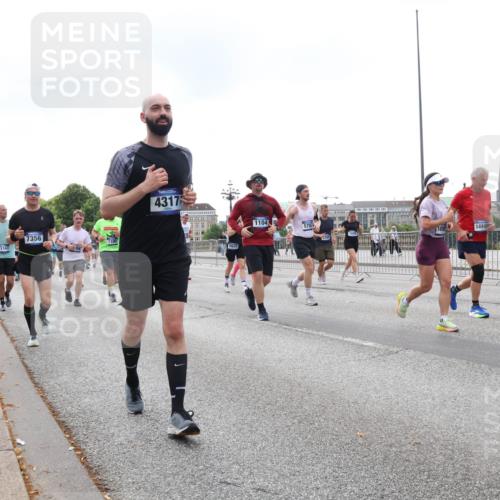 29.06.2025 - hella hamburg halbmarathon Lena Gebhardt http://msf.ph/oto/8263638 29.06.2025 10:46:06 Lombardsbrücke 1004, 1033, 1100, 1104, 1421, 1426, 1429, 1465, 1532, 1555, 1854, 1867, 1868, 1983, 2398, 2423, 2500, 2522, 2550, 2773, 2813, 2917, 2951, 2954, 2965, 3410, 4104, 4119, 4223, 4317, 4388, 4572, 5044, 5635, 5697, 5703, 5769, 5770, 5854, 5892, 6068, 6133, 6333, 6392, 6623, 7268, 7356, 7364, 7368, 7374, 7605, 7894, 7960, 7983, 8047, 8700, 9120, 9121, 9129, 9337, 9426, 9445, 10153, 10327, 10329, 10367, 10511, 11358, 11361, 11876, 11910, 12298, 12333, 12507, 12522 meine-sportfotos.de