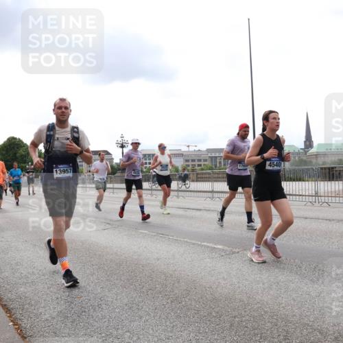 29.06.2025 - hella hamburg halbmarathon Lena Gebhardt http://msf.ph/oto/8263649 29.06.2025 10:34:35 Lombardsbrücke 1025, 1672, 2023, 2355, 2412, 2464, 2510, 2511, 2801, 3130, 3145, 3420, 4540, 4824, 4826, 5453, 5609, 6034, 6105, 6171, 6310, 6329, 6335, 6571, 6574, 6843, 7020, 7324, 7329, 7386, 7644, 7733, 8349, 8369, 8705, 8793, 8965, 9122, 9164, 9379, 9448, 9514, 10335, 10360, 10564, 10674, 11122, 11245, 11646, 11872, 12164, 12236, 12382, 12764, 13957, 15477, 16238, 16311, 16390, 16682, 16919, 17230, 18158, 18941 meine-sportfotos.de
