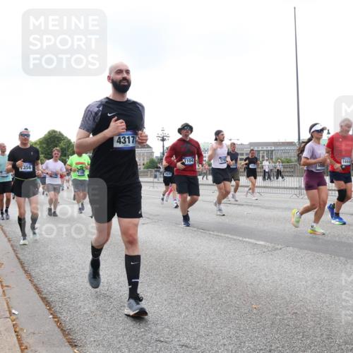 29.06.2025 - hella hamburg halbmarathon Lena Gebhardt http://msf.ph/oto/8263680 29.06.2025 10:46:06 Lombardsbrücke 1004, 1033, 1100, 1104, 1421, 1426, 1429, 1465, 1532, 1555, 1854, 1867, 1868, 1983, 2398, 2423, 2500, 2522, 2550, 2773, 2813, 2917, 2951, 2954, 2965, 3410, 4104, 4119, 4223, 4317, 4388, 4572, 5044, 5635, 5697, 5703, 5769, 5770, 5854, 5892, 6068, 6133, 6333, 6392, 6623, 7268, 7356, 7364, 7368, 7374, 7605, 7894, 7960, 7983, 8047, 8700, 9120, 9121, 9129, 9337, 9426, 9445, 10153, 10327, 10329, 10367, 10511, 11358, 11361, 11876, 11910, 12298, 12333, 12507, 12522 meine-sportfotos.de