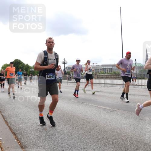 29.06.2025 - hella hamburg halbmarathon Lena Gebhardt http://msf.ph/oto/8263697 29.06.2025 10:34:35 Lombardsbrücke 1025, 1672, 2023, 2355, 2412, 2464, 2510, 2511, 2801, 3130, 3145, 3420, 4540, 4824, 4826, 5453, 5609, 6034, 6105, 6171, 6310, 6329, 6335, 6571, 6574, 6843, 7020, 7324, 7329, 7386, 7644, 7733, 8349, 8369, 8705, 8793, 8965, 9122, 9164, 9379, 9448, 9514, 10335, 10360, 10564, 10674, 11122, 11245, 11646, 11872, 12164, 12236, 12382, 12764, 13957, 15477, 16238, 16311, 16390, 16682, 16919, 17230, 18158, 18941 meine-sportfotos.de