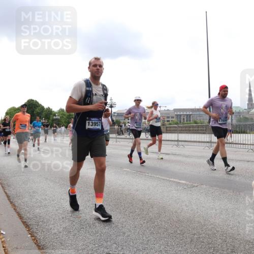 29.06.2025 - hella hamburg halbmarathon Lena Gebhardt http://msf.ph/oto/8263726 29.06.2025 10:34:35 Lombardsbrücke 1025, 1672, 2023, 2355, 2412, 2464, 2510, 2511, 2801, 3130, 3145, 3420, 4540, 4824, 4826, 5453, 5609, 6034, 6105, 6171, 6310, 6329, 6335, 6571, 6574, 6843, 7020, 7324, 7329, 7386, 7644, 7733, 8349, 8369, 8705, 8793, 8965, 9122, 9164, 9379, 9448, 9514, 10335, 10360, 10564, 10674, 11122, 11245, 11646, 11872, 12164, 12236, 12382, 12764, 13957, 15477, 16238, 16311, 16390, 16682, 16919, 17230, 18158, 18941 meine-sportfotos.de