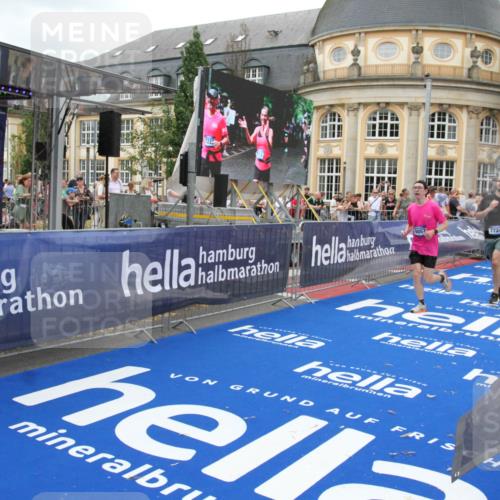 29.06.2025 - hella hamburg halbmarathon Michael Strokosch http://msf.ph/oto/8263740 29.06.2025 10:52:02 Ziel 4033, 5102, 5336, 6390, 7130, 7409, 7724, 8413, 8977, 10057, 13799, 15356, 15506, 15690, 17978, 18869 meine-sportfotos.de