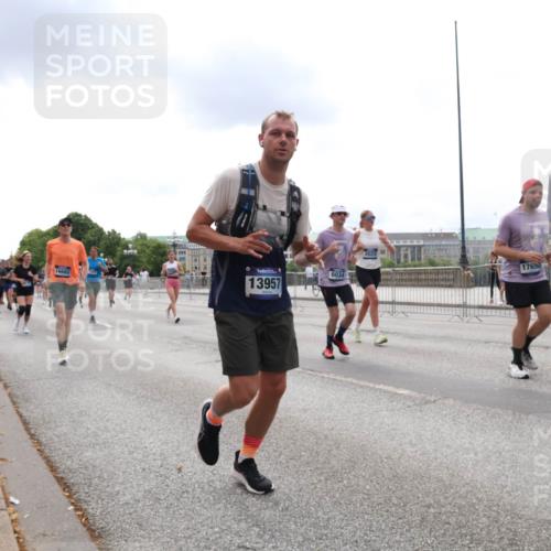 29.06.2025 - hella hamburg halbmarathon Lena Gebhardt http://msf.ph/oto/8263762 29.06.2025 10:34:36 Lombardsbrücke 1025, 1672, 2023, 2355, 2412, 2464, 2510, 2511, 2801, 3130, 3145, 3420, 4540, 4824, 4826, 5453, 5609, 6034, 6105, 6171, 6310, 6329, 6335, 6571, 6574, 6843, 7020, 7324, 7329, 7386, 7644, 7733, 8349, 8369, 8705, 8793, 8965, 9122, 9164, 9379, 9448, 9514, 10335, 10360, 10564, 10674, 11122, 11245, 11646, 11872, 12019, 12164, 12236, 12382, 12764, 13957, 15477, 16238, 16311, 16390, 16682, 16919, 17230, 18158, 18941 meine-sportfotos.de