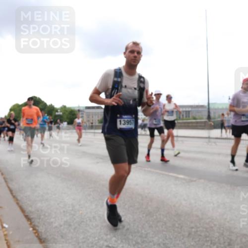 29.06.2025 - hella hamburg halbmarathon Lena Gebhardt http://msf.ph/oto/8263801 29.06.2025 10:34:36 Lombardsbrücke 1025, 1672, 2023, 2355, 2412, 2464, 2510, 2511, 2801, 3130, 3145, 3420, 4540, 4824, 4826, 5453, 5609, 6034, 6105, 6171, 6310, 6329, 6335, 6571, 6574, 6843, 7020, 7324, 7329, 7386, 7644, 7733, 8349, 8369, 8705, 8793, 8965, 9122, 9164, 9379, 9448, 9514, 10335, 10360, 10564, 10674, 11122, 11245, 11646, 11872, 12019, 12164, 12236, 12382, 12764, 13957, 15477, 16238, 16311, 16390, 16682, 16919, 17230, 18158, 18941 meine-sportfotos.de