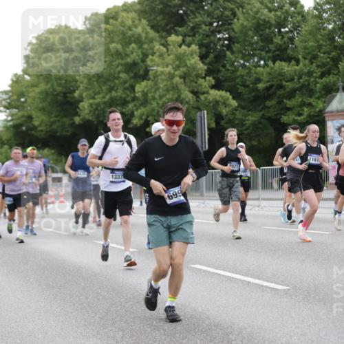 29.06.2025 - hella hamburg halbmarathon Jannik Wohlers http://msf.ph/oto/8263818 29.06.2025 10:33:08 Lombardsbrücke 1995, 2342, 2776, 3170, 3341, 3812, 4164, 4361, 4433, 4449, 5075, 5096, 5141, 5569, 6109, 6854, 6999, 7653, 7705, 8021, 8157, 8282, 8891, 9234, 9258, 9438, 9591, 9592, 9750, 9780, 9799, 11453, 11546, 11676, 11811, 11827, 11928, 12237, 12238, 12652, 12855, 13375, 13601, 14098, 14451, 15044, 15072, 15367 meine-sportfotos.de