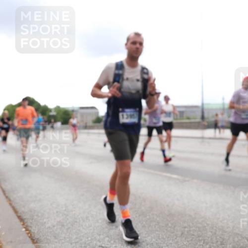 29.06.2025 - hella hamburg halbmarathon Lena Gebhardt http://msf.ph/oto/8263853 29.06.2025 10:34:36 Lombardsbrücke 1025, 1672, 2023, 2355, 2412, 2464, 2510, 2511, 2801, 3130, 3145, 3420, 4540, 4824, 4826, 5453, 5609, 6034, 6105, 6171, 6310, 6329, 6335, 6571, 6574, 6843, 7020, 7324, 7329, 7386, 7644, 7733, 8349, 8369, 8705, 8793, 8965, 9122, 9164, 9379, 9448, 9514, 10335, 10360, 10564, 10674, 11122, 11245, 11646, 11872, 12019, 12164, 12236, 12382, 12764, 13957, 15477, 16238, 16311, 16390, 16682, 16919, 17230, 18158, 18941 meine-sportfotos.de