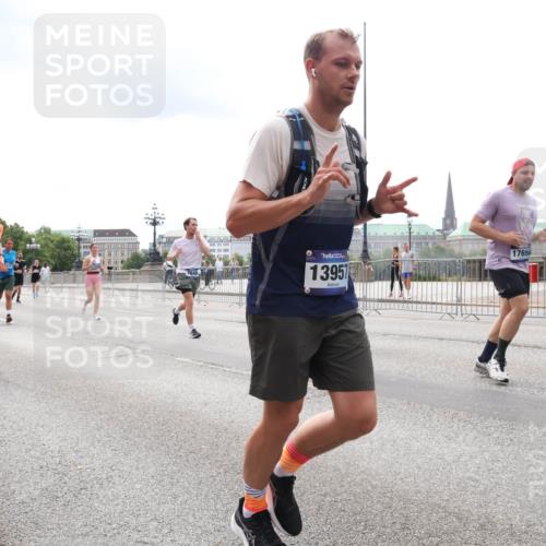 29.06.2025 - hella hamburg halbmarathon Lena Gebhardt http://msf.ph/oto/8263891 29.06.2025 10:34:36 Lombardsbrücke 1025, 1672, 2023, 2355, 2412, 2464, 2510, 2511, 2801, 3130, 3145, 3420, 4540, 4824, 4826, 5453, 5609, 6034, 6105, 6171, 6310, 6329, 6335, 6571, 6574, 6843, 7020, 7324, 7329, 7386, 7644, 7733, 8349, 8369, 8705, 8793, 8965, 9122, 9164, 9379, 9448, 9514, 10335, 10360, 10564, 10674, 11122, 11245, 11646, 11872, 12019, 12164, 12236, 12382, 12764, 13957, 15477, 16238, 16311, 16390, 16682, 16919, 17230, 18158, 18941 meine-sportfotos.de