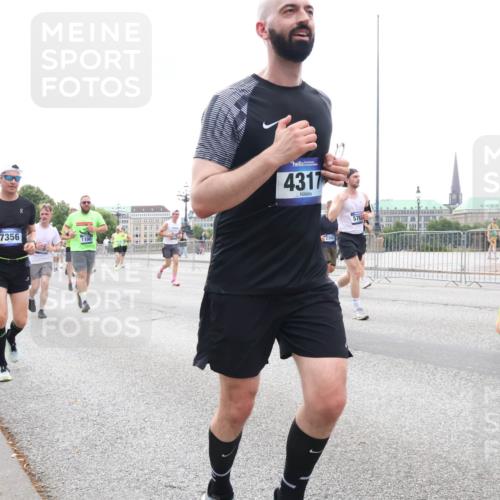 29.06.2025 - hella hamburg halbmarathon Lena Gebhardt http://msf.ph/oto/8263903 29.06.2025 10:46:07 Lombardsbrücke 1004, 1033, 1100, 1104, 1421, 1426, 1429, 1465, 1532, 1555, 1854, 1867, 1868, 1983, 2398, 2423, 2500, 2522, 2550, 2773, 2813, 2917, 2951, 2954, 2965, 3410, 4104, 4119, 4223, 4317, 4388, 4572, 5044, 5635, 5697, 5703, 5769, 5770, 5854, 5892, 6068, 6133, 6333, 6392, 6623, 7268, 7356, 7364, 7368, 7374, 7605, 7894, 7960, 7983, 8047, 8700, 9120, 9121, 9129, 9337, 9426, 9445, 10153, 10327, 10329, 10367, 10511, 11358, 11361, 11876, 11910, 12298, 12333, 12507, 12522 meine-sportfotos.de