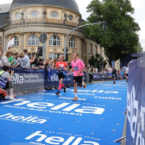29.06.2025 - hella hamburg halbmarathon Strokosch-Dieckow http://msf.ph/oto/8263920 29.06.2025 10:44:21 Ziel 1057, 1220, 1413, 1415, 1902, 4310, 4691, 5275, 5884, 7191, 8722, 8928, 9444, 12327, 12528, 12554, 14667, 16316, 16547, 16803, 16893, 17729, 18806 meine-sportfotos.de