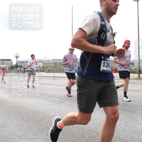 29.06.2025 - hella hamburg halbmarathon Lena Gebhardt http://msf.ph/oto/8263934 29.06.2025 10:34:36 Lombardsbrücke 1025, 1672, 2023, 2355, 2412, 2464, 2510, 2511, 2801, 3130, 3145, 3420, 4540, 4824, 4826, 5453, 5609, 6034, 6105, 6171, 6310, 6329, 6335, 6571, 6574, 6843, 7020, 7324, 7329, 7386, 7644, 7733, 8349, 8369, 8705, 8793, 8965, 9122, 9164, 9379, 9448, 9514, 10335, 10360, 10564, 10674, 11122, 11245, 11646, 11872, 12019, 12164, 12236, 12382, 12764, 13957, 15477, 16238, 16311, 16390, 16682, 16919, 17230, 18158, 18941 meine-sportfotos.de