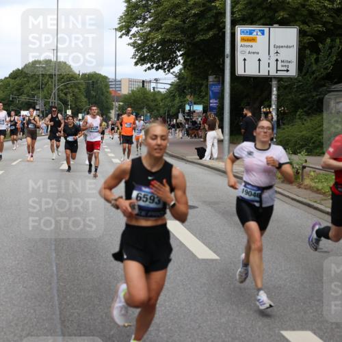 29.06.2025 - hella hamburg halbmarathon Yannick Fuchs http://msf.ph/oto/8263951 29.06.2025 10:36:34 20KM 1169, 1209, 1256, 1441, 1512, 1763, 1903, 1962, 2675, 3523, 5682, 5690, 5987, 6593, 6639, 7105, 7116, 7363, 7693, 8694, 9365, 10415, 12098, 13196, 13483, 13709, 13725, 14275, 15521, 15623, 15654, 15846, 15935, 16281, 17182, 17637, 17926, 18772, 19046 meine-sportfotos.de