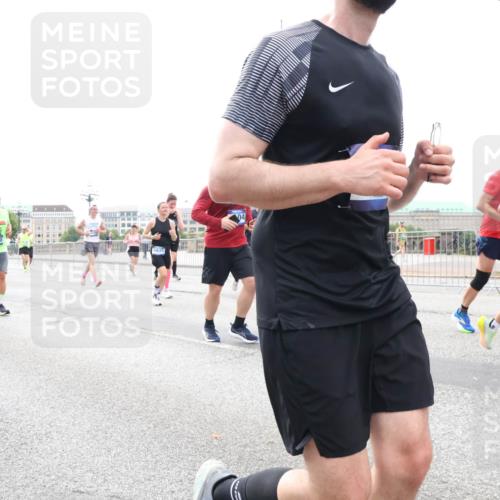 29.06.2025 - hella hamburg halbmarathon Lena Gebhardt http://msf.ph/oto/8263952 29.06.2025 10:46:07 Lombardsbrücke 1004, 1033, 1100, 1104, 1421, 1426, 1429, 1465, 1532, 1555, 1854, 1867, 1868, 1983, 2398, 2423, 2500, 2522, 2550, 2773, 2813, 2917, 2951, 2954, 2965, 3410, 4104, 4119, 4223, 4317, 4388, 4572, 5044, 5635, 5697, 5703, 5769, 5770, 5854, 5892, 6068, 6133, 6333, 6392, 6623, 7268, 7356, 7364, 7368, 7374, 7605, 7894, 7960, 7983, 8047, 8700, 9120, 9121, 9129, 9337, 9426, 9445, 10153, 10327, 10329, 10367, 10511, 11358, 11361, 11876, 11910, 12298, 12333, 12507, 12522 meine-sportfotos.de