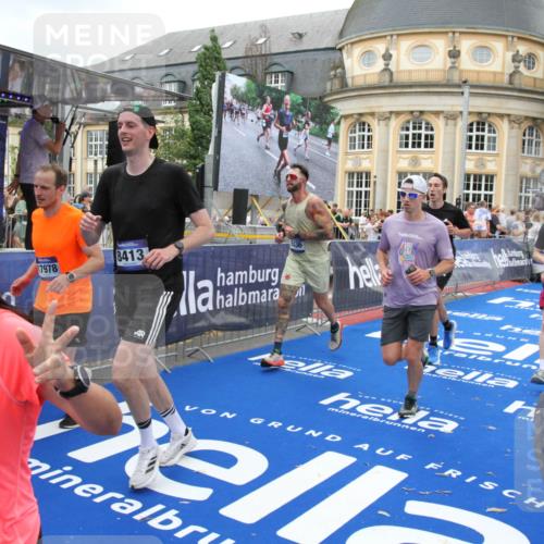 29.06.2025 - hella hamburg halbmarathon Michael Strokosch http://msf.ph/oto/8263991 29.06.2025 10:52:05 Ziel 4033, 5336, 6390, 7130, 7409, 7724, 7732, 8413, 8977, 10057, 15356, 15506, 15829, 16179, 16666, 17978, 18869 meine-sportfotos.de